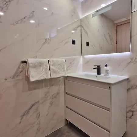 Amplio Apartamento Con Terraza En Primera Linea De Playa פואנגירולה